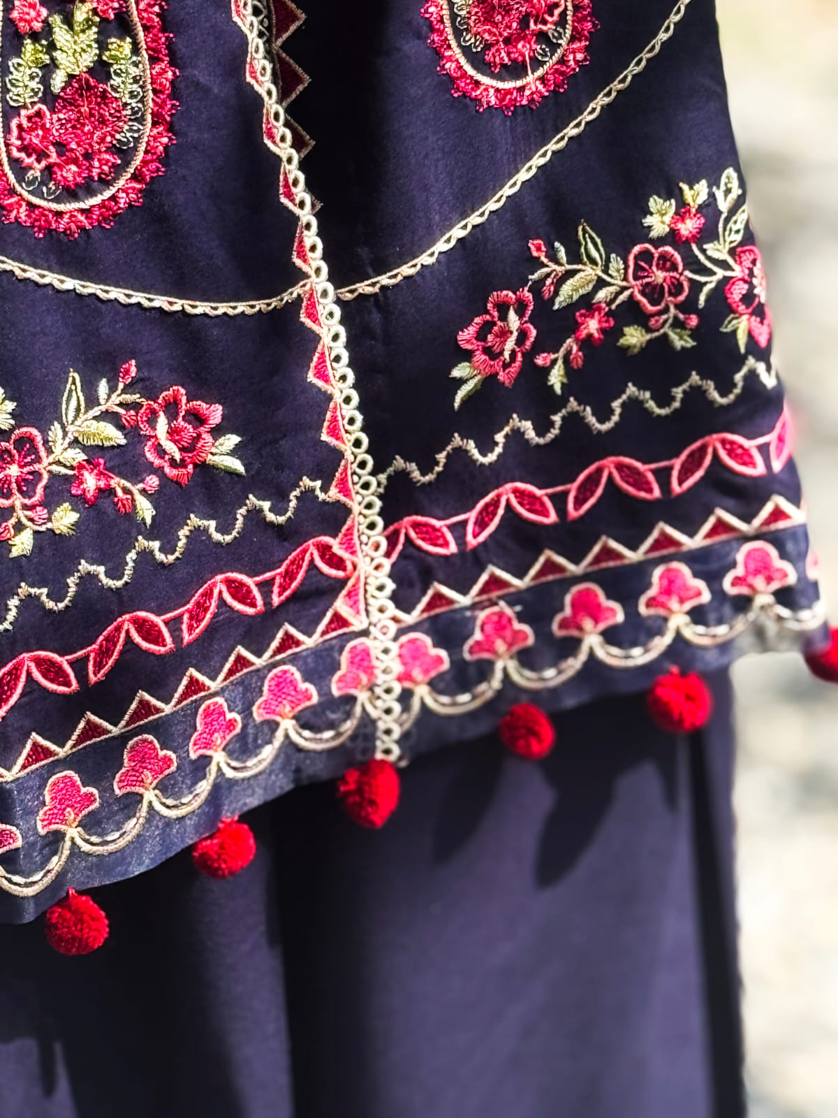Neelofar – 2-Piece Embroidered Lawn Suit